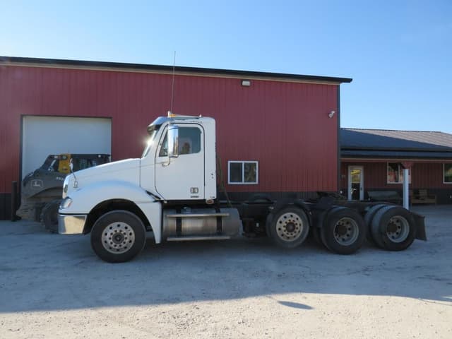 Image of Freightliner Columbia equipment image 1