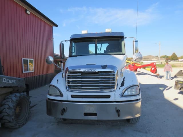 Image of Freightliner Columbia equipment image 2