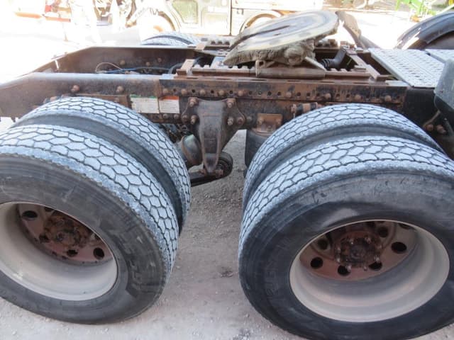 Image of Freightliner Columbia equipment image 4