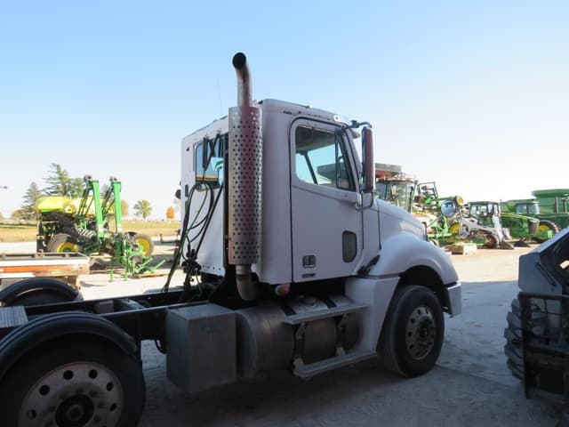 Image of Freightliner Columbia equipment image 3