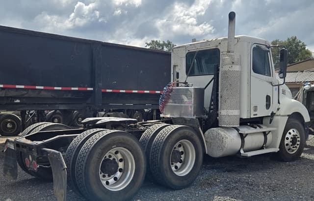 Image of Freightliner Columbia equipment image 2