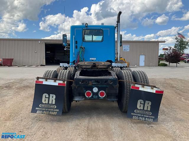 Image of Freightliner Columbia equipment image 3