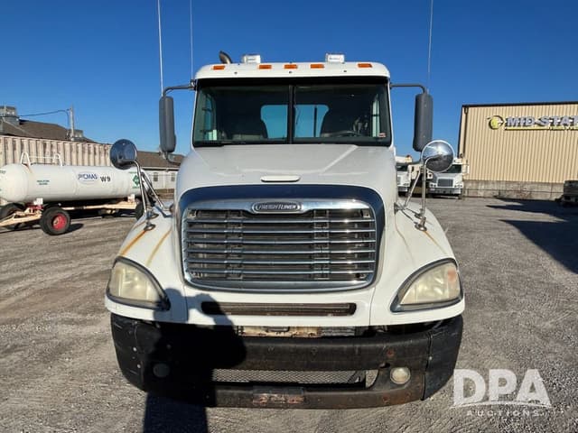 Image of Freightliner Columbia equipment image 2