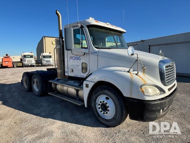 Image of Freightliner Columbia equipment image 4