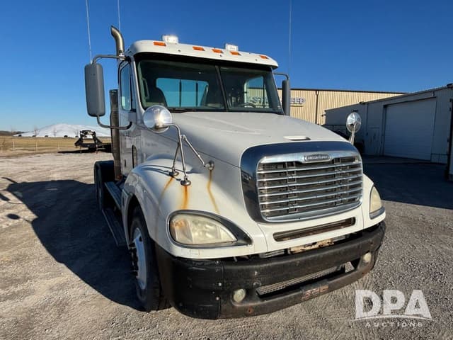 Image of Freightliner Columbia equipment image 3