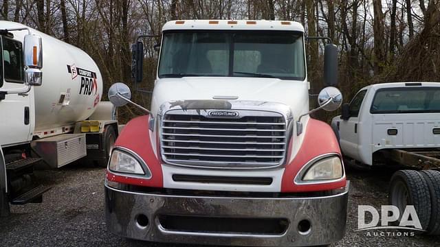 Image of Freightliner Columbia equipment image 1