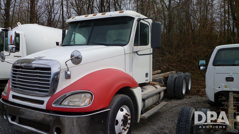 Image of Freightliner Columbia Primary image
