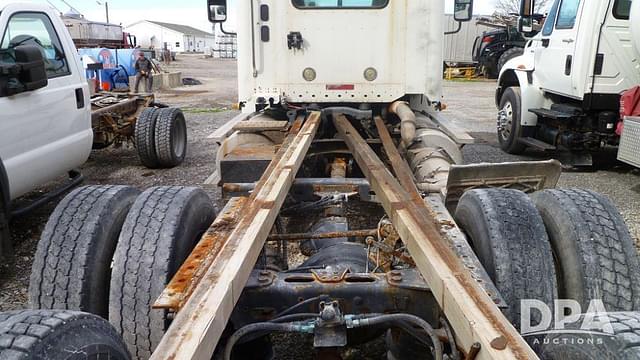 Image of Freightliner Columbia equipment image 4