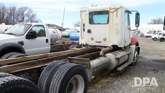 Image of Freightliner Columbia equipment image 3