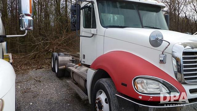 Image of Freightliner Columbia equipment image 2