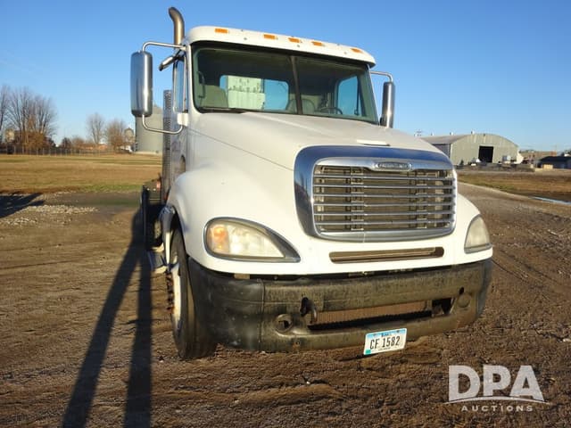 Image of Freightliner Columbia equipment image 4