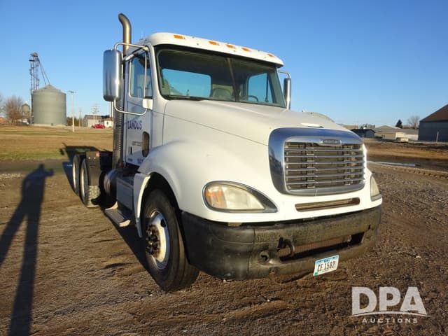 Image of Freightliner Columbia equipment image 3