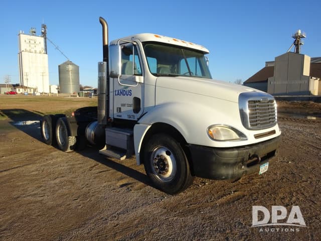 Image of Freightliner Columbia equipment image 1