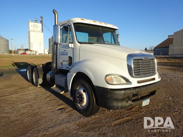 Image of Freightliner Columbia equipment image 2