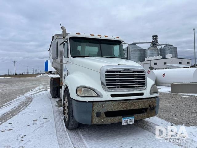 Image of Freightliner Columbia equipment image 3