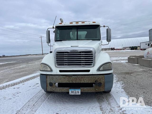 Image of Freightliner Columbia equipment image 2