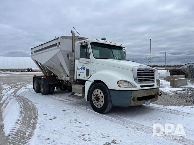 Image of Freightliner Columbia equipment image 4