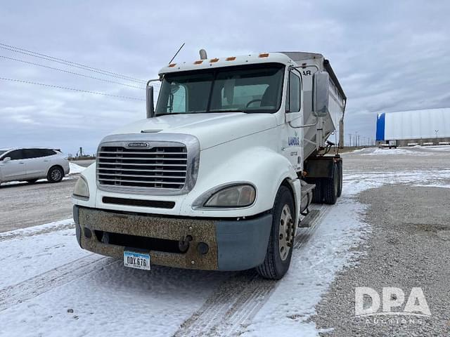 Image of Freightliner Columbia equipment image 1