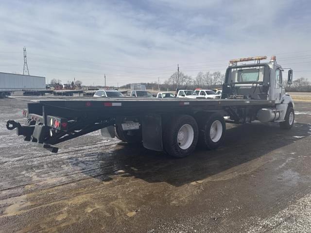 Image of Freightliner Columbia equipment image 3