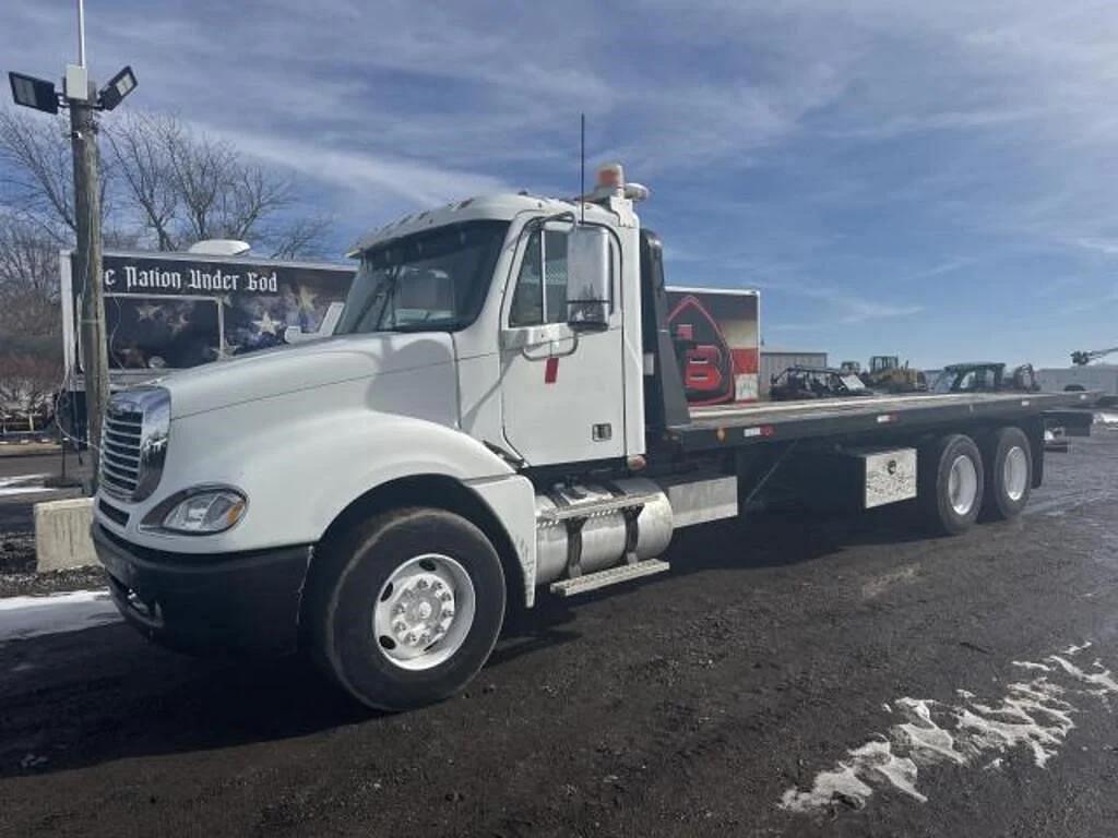 Image of Freightliner Columbia Primary image