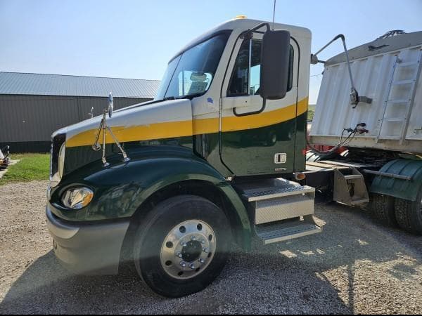 Image of Freightliner Columbia equipment image 1