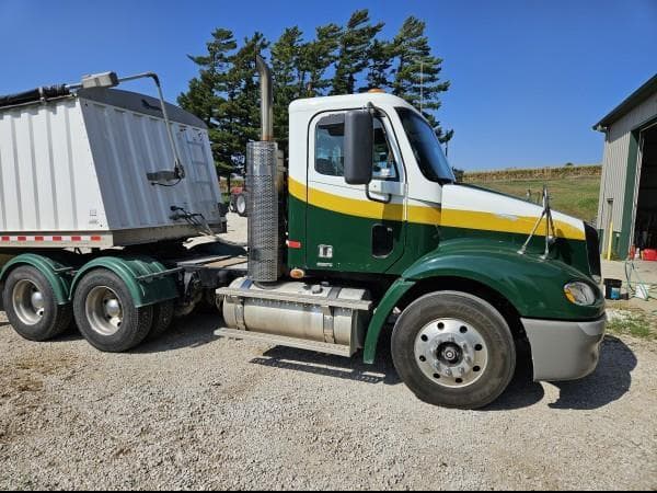 Image of Freightliner Columbia equipment image 4