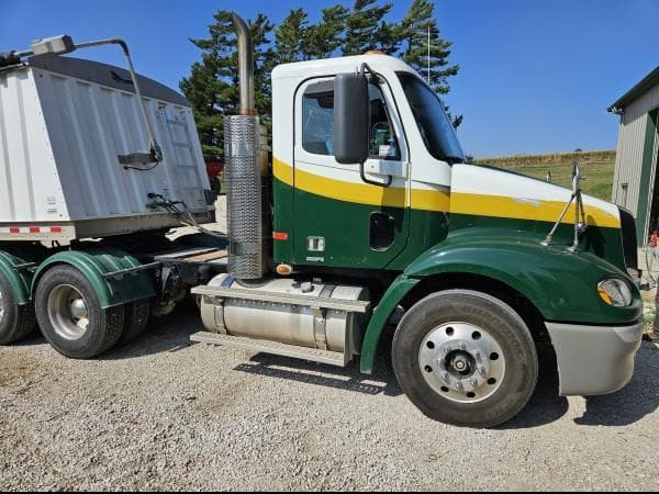 Image of Freightliner Columbia equipment image 2
