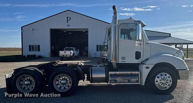 Image of Freightliner Columbia equipment image 3