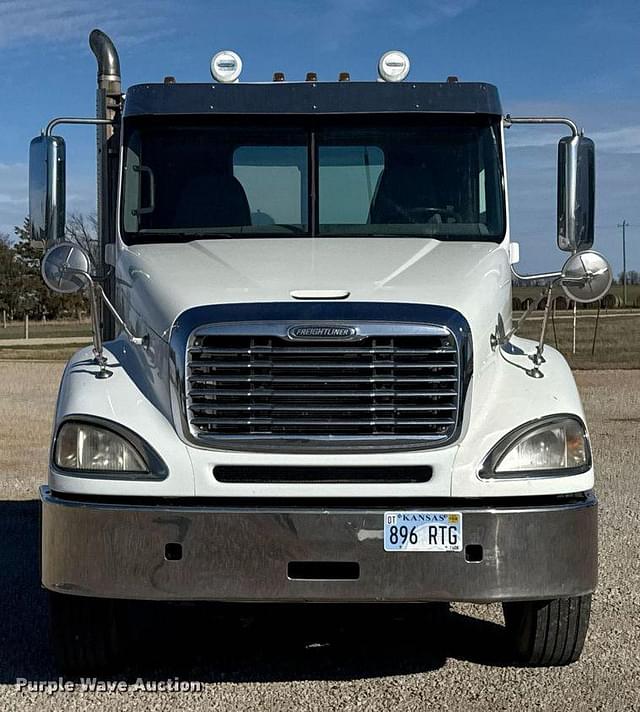 Image of Freightliner Columbia equipment image 1