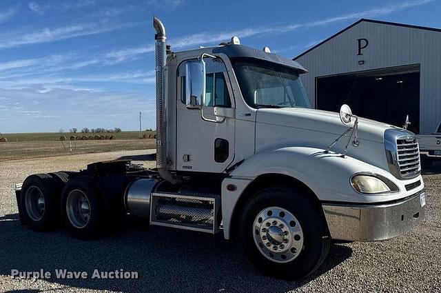 Image of Freightliner Columbia equipment image 2