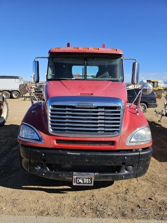 Image of Freightliner Columbia equipment image 1