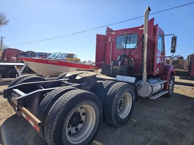 Image of Freightliner Columbia equipment image 3