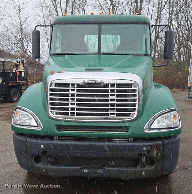 Image of Freightliner Columbia equipment image 1