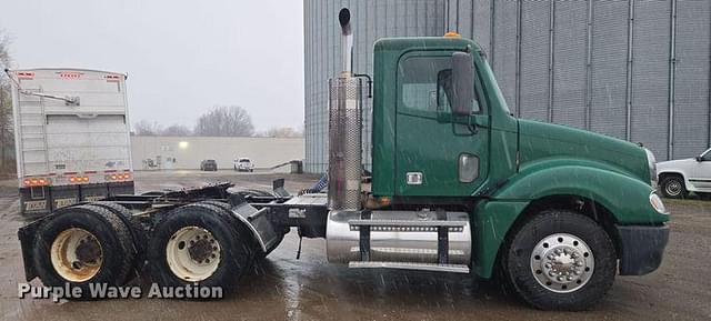 Image of Freightliner Columbia equipment image 3