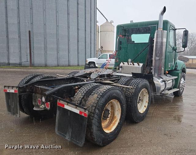 Image of Freightliner Columbia equipment image 4