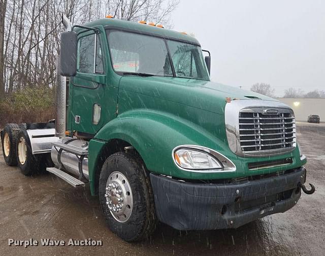 Image of Freightliner Columbia equipment image 2