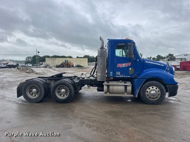 Image of Freightliner Columbia equipment image 3