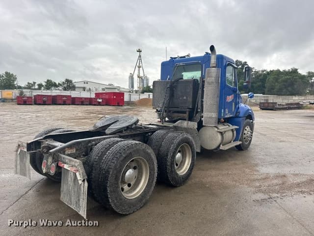 Image of Freightliner Columbia equipment image 4