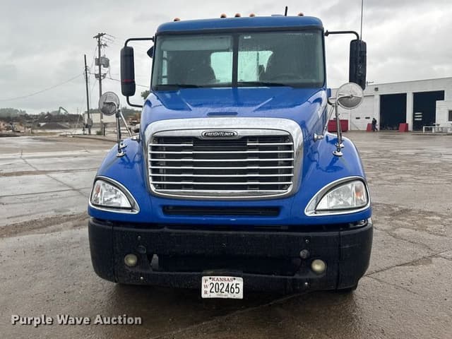 Image of Freightliner Columbia equipment image 1