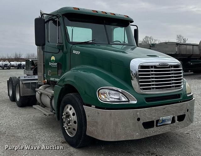 Image of Freightliner Columbia equipment image 2