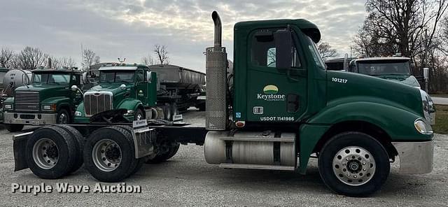 Image of Freightliner Columbia equipment image 3