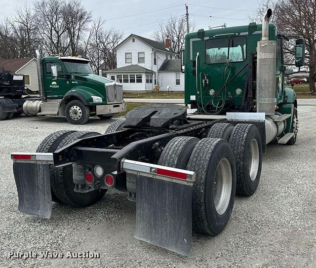 Image of Freightliner Columbia equipment image 4