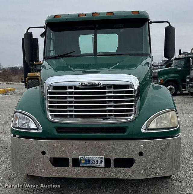 Image of Freightliner Columbia equipment image 1