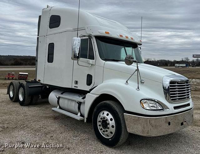 Image of Freightliner Columbia equipment image 2