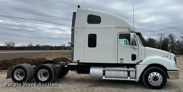 Image of Freightliner Columbia equipment image 3