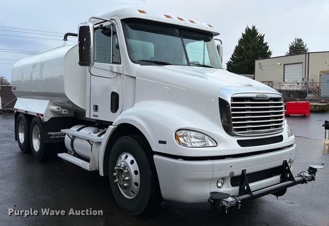 Image of Freightliner Columbia equipment image 2