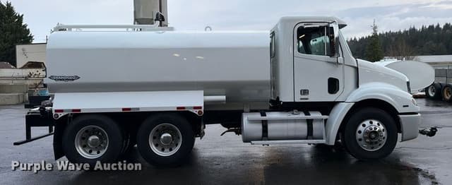Image of Freightliner Columbia equipment image 3