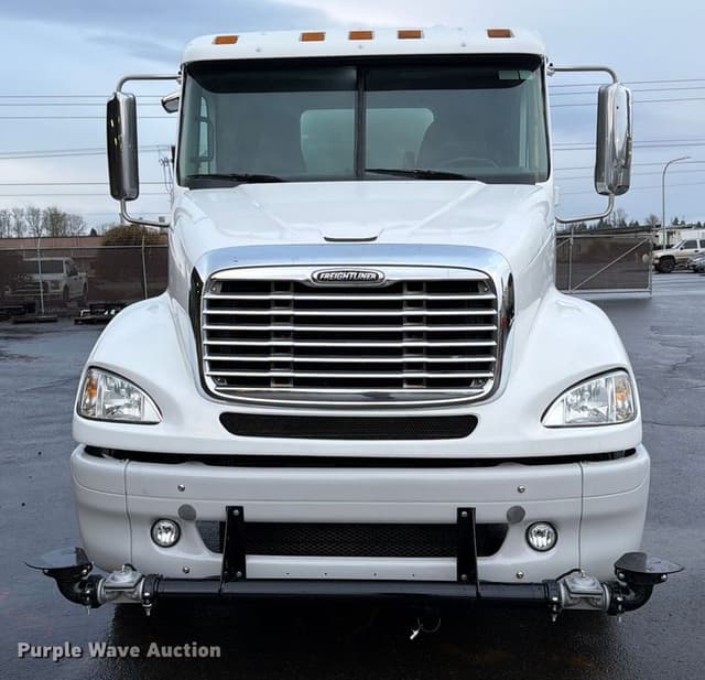 Image of Freightliner Columbia equipment image 1