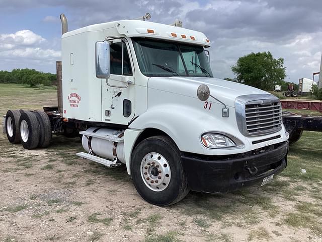 Image of Freightliner Columbia equipment image 1