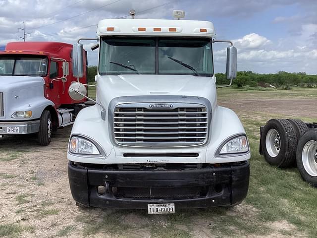 Image of Freightliner Columbia equipment image 2